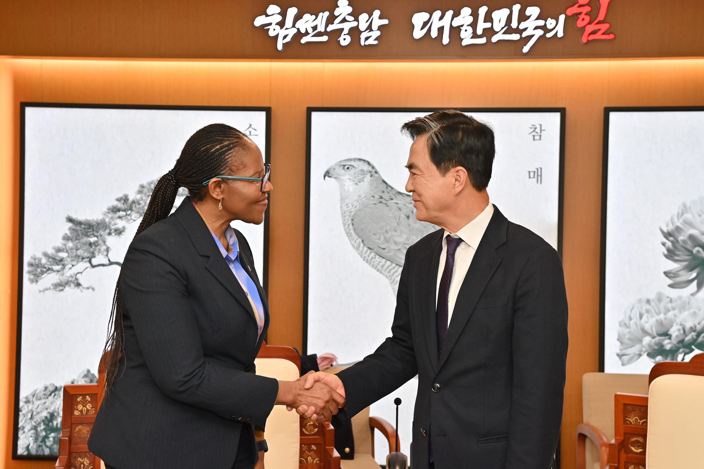 김태흠 도지사는 19일 도청 외부인사접견실에서 신디스와 음쿠쿠 주한 남아프리카공화국 대사를 접견했다.