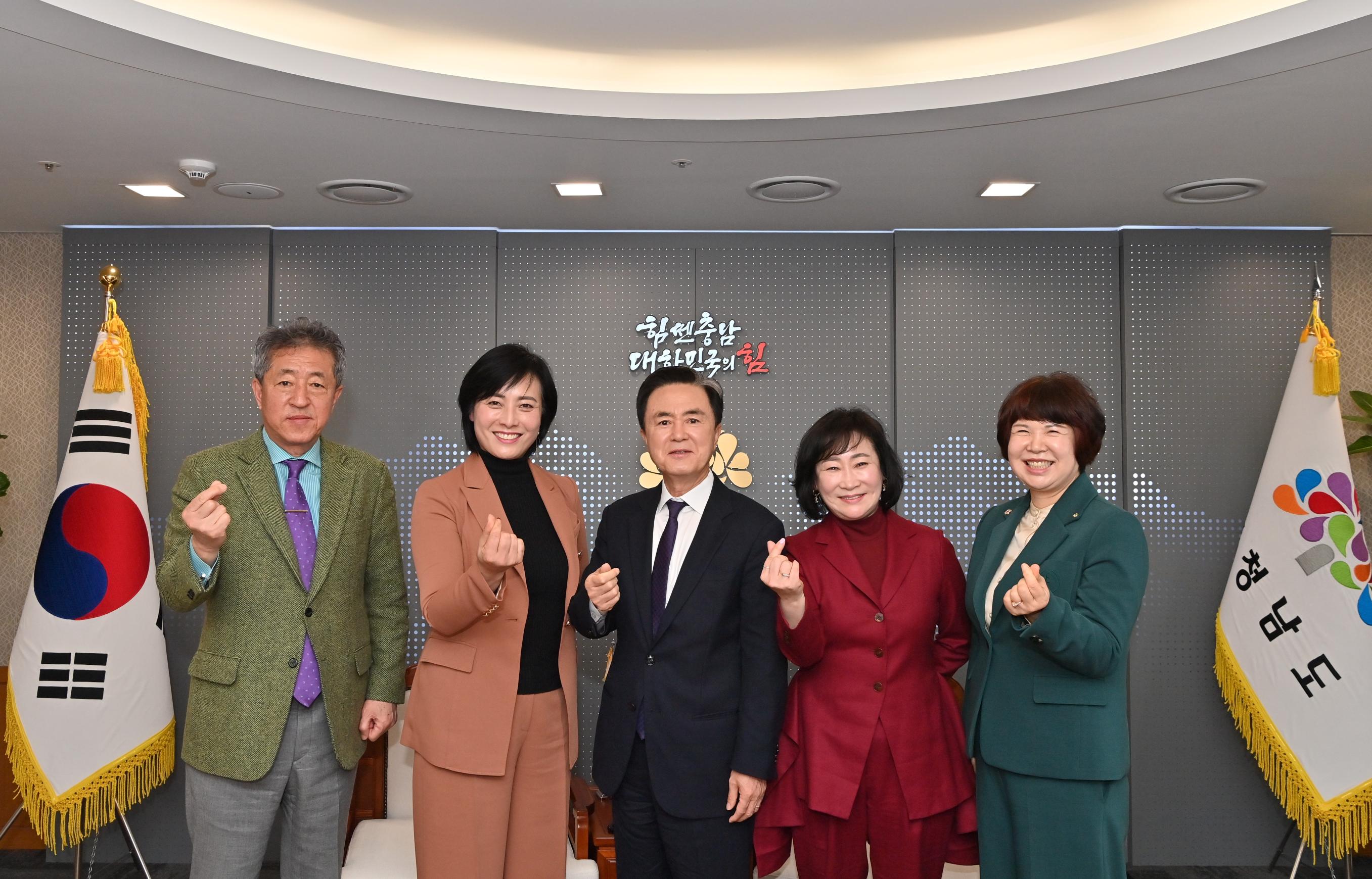 김태흠 도지사는 19일 도청 접견실에서 전에리카 세계한인여성협의회 부총재를 접견하고 환담했다.