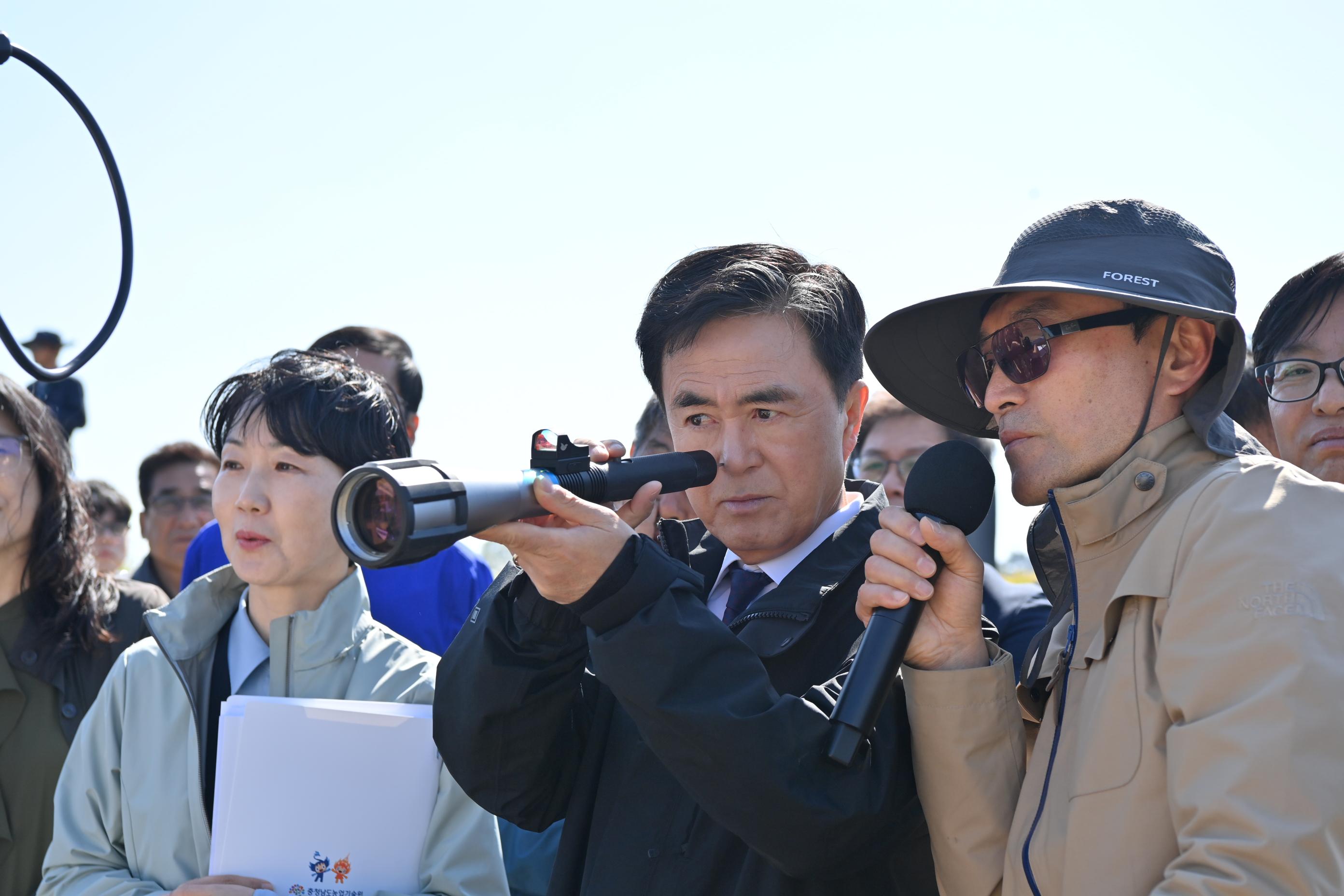 김태흠 도지사는 25일 충남농업기술원 내 논포장에서 ‘벼 직파재배 연시회’에 참석했다.