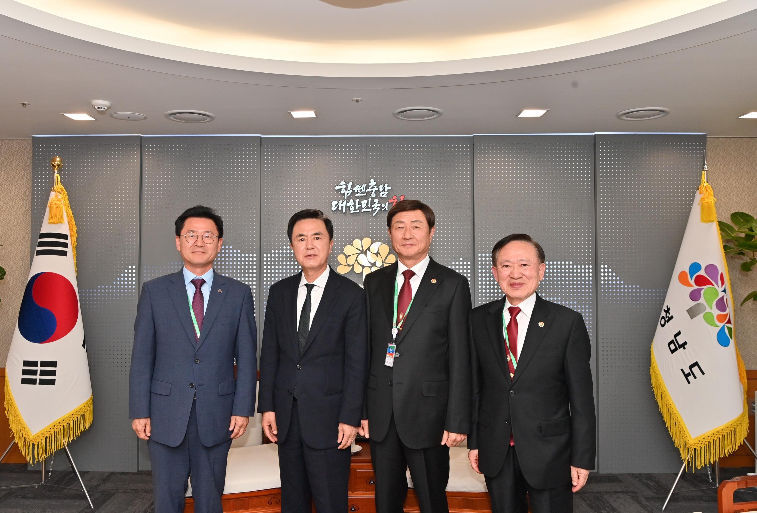 김태흠 도지사는 28일 도청 접견실에서 충남 무공수훈장회장을 접견하고 환담했다.