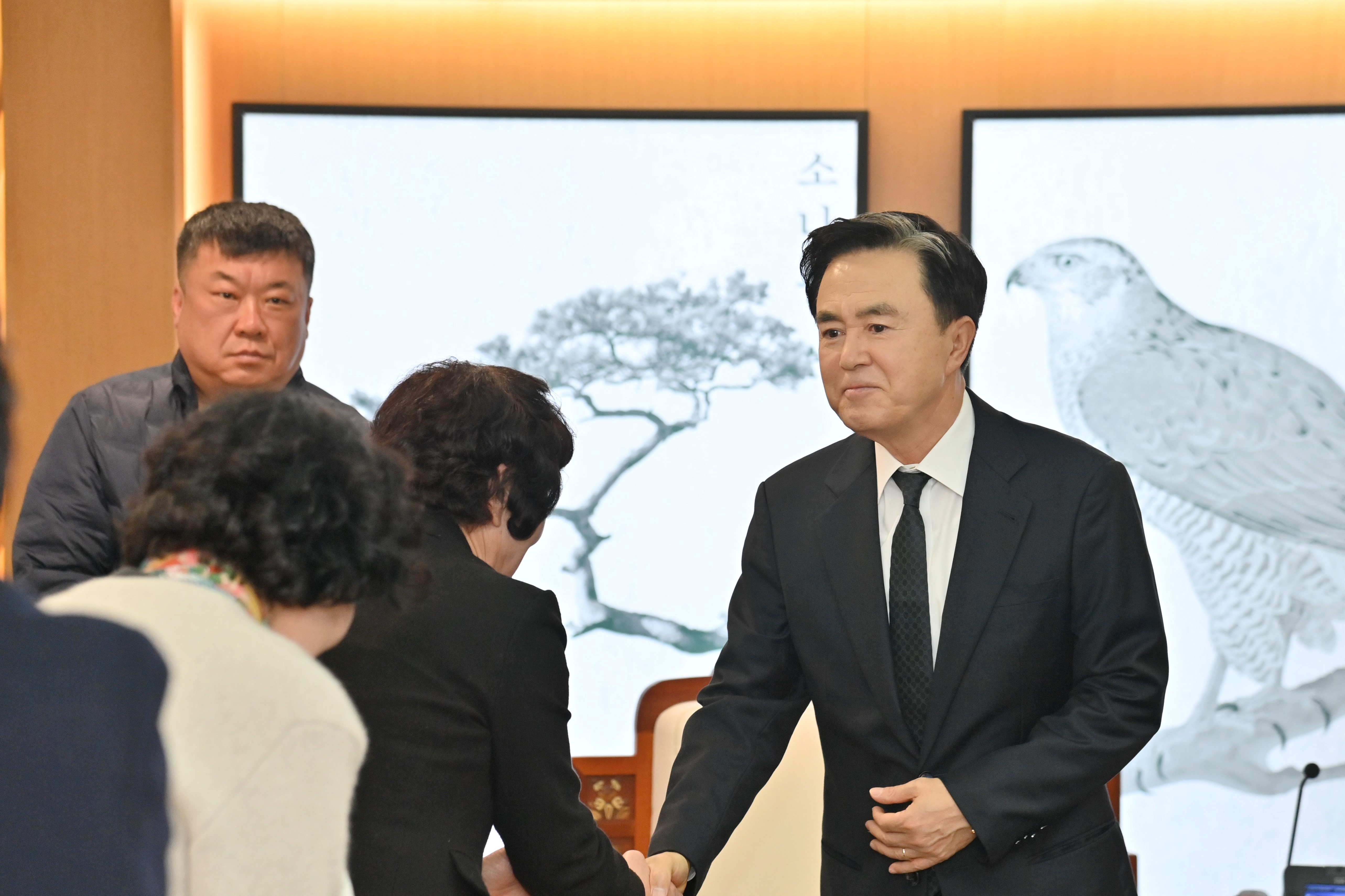 김태흠 도지사는 12일 도청 외부접견실에서 성우종 충남사회복지공동모금회장, 김재유 광천김 대표이사, 이순식 충남어린이집연합회장, 하금수 충남문화관광해설사회장이 참석한 가운데, 성금(물품) 전달식에 참석했다. 관련사진 2