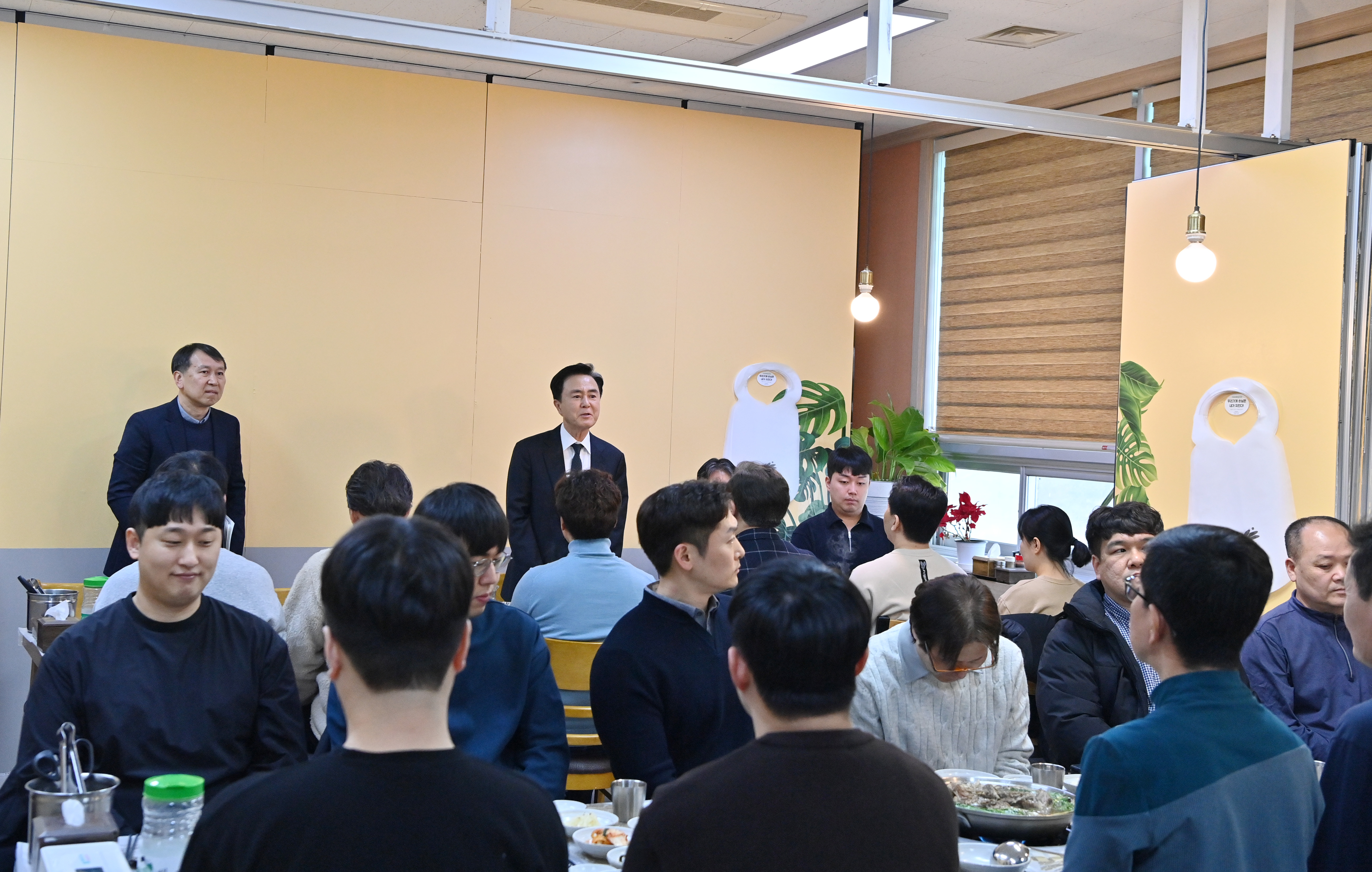 김태흠 도지사는 12일 예산읍에 위치한 모 식당에서 ‘충청남도 청원경찰들과 오찬 간담회’를 갖고 소통하는 시간을 가졌다. 관련사진 8
