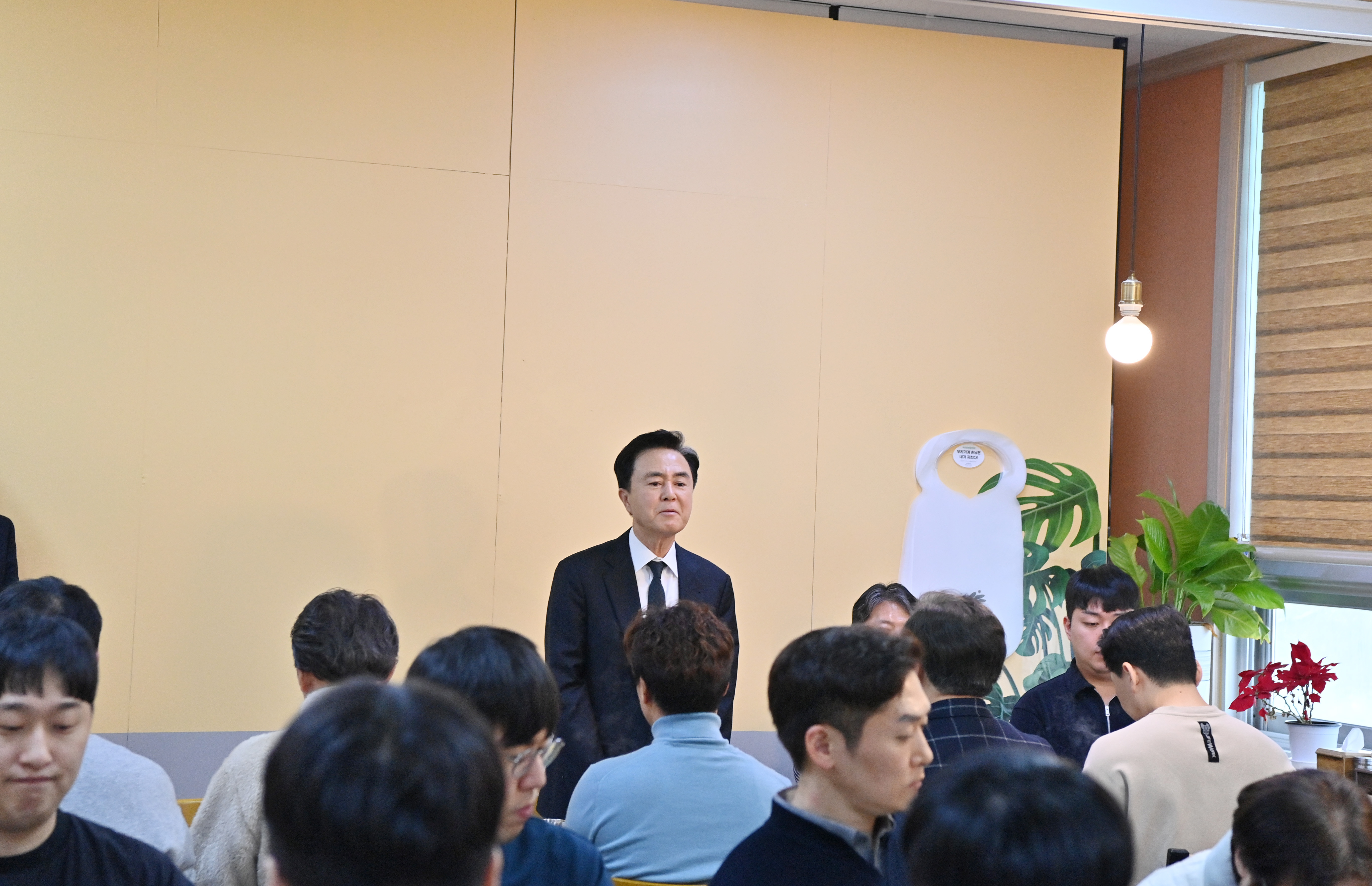 김태흠 도지사는 12일 예산읍에 위치한 모 식당에서 ‘충청남도 청원경찰들과 오찬 간담회’를 갖고 소통하는 시간을 가졌다. 관련사진 7