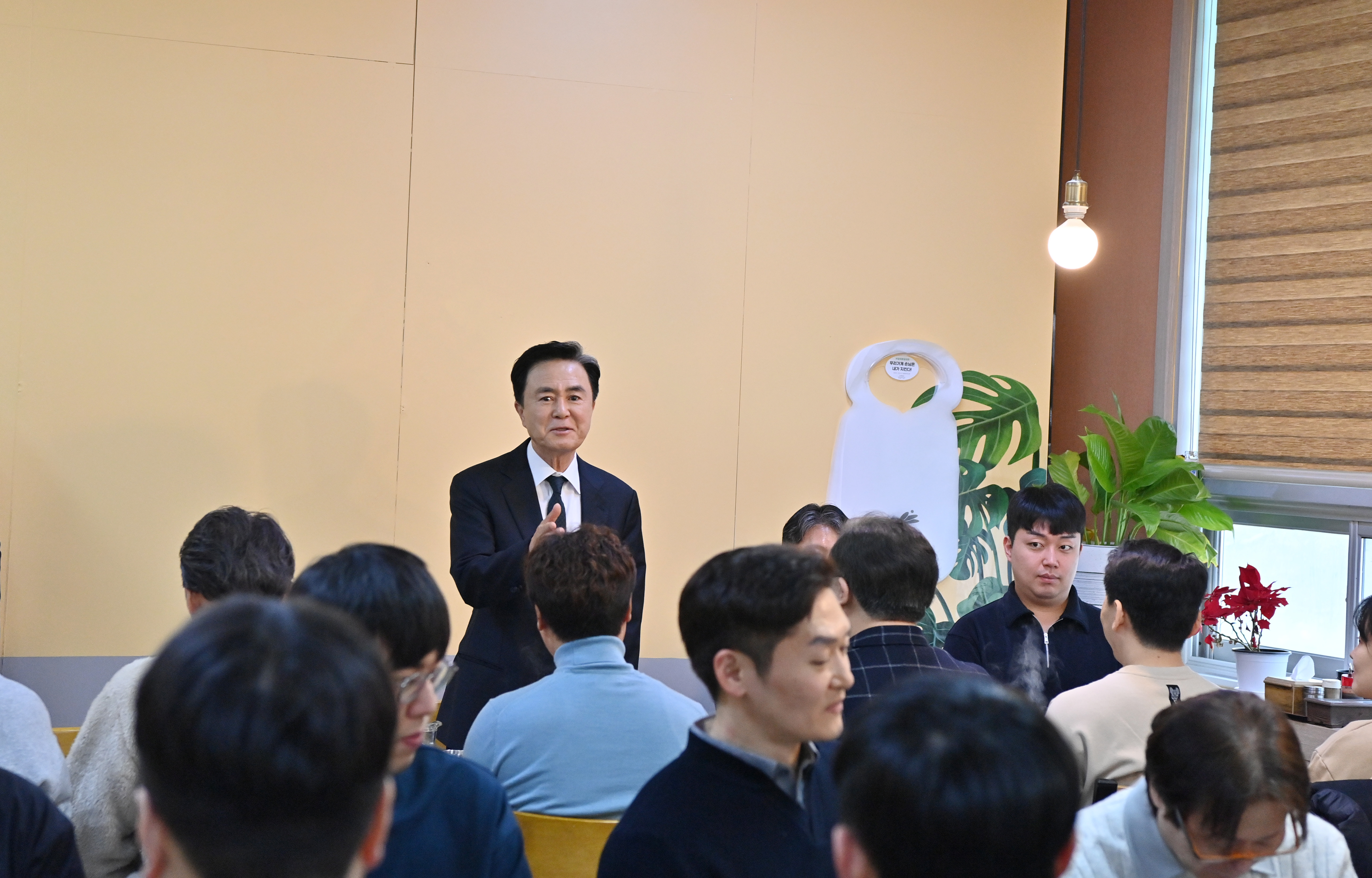 김태흠 도지사는 12일 예산읍에 위치한 모 식당에서 ‘충청남도 청원경찰들과 오찬 간담회’를 갖고 소통하는 시간을 가졌다. 관련사진 1