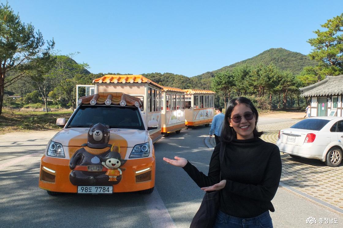 고마열차 앞에서 기념사진의 모습