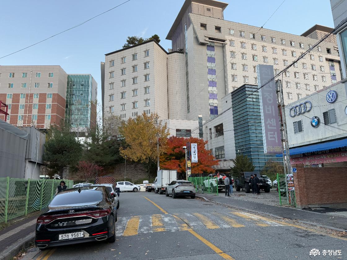 학교와 외부를 연결해주는 기숙사 입구