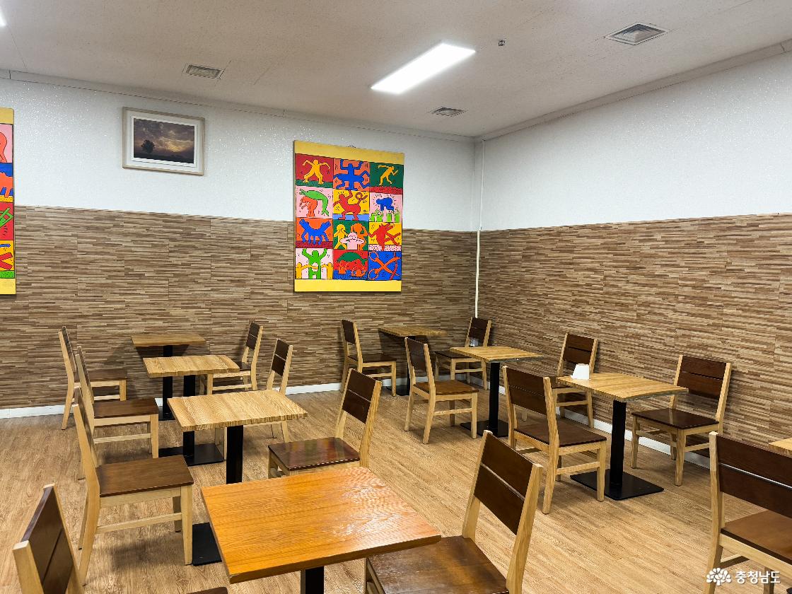 복도 벽에 있는 문구