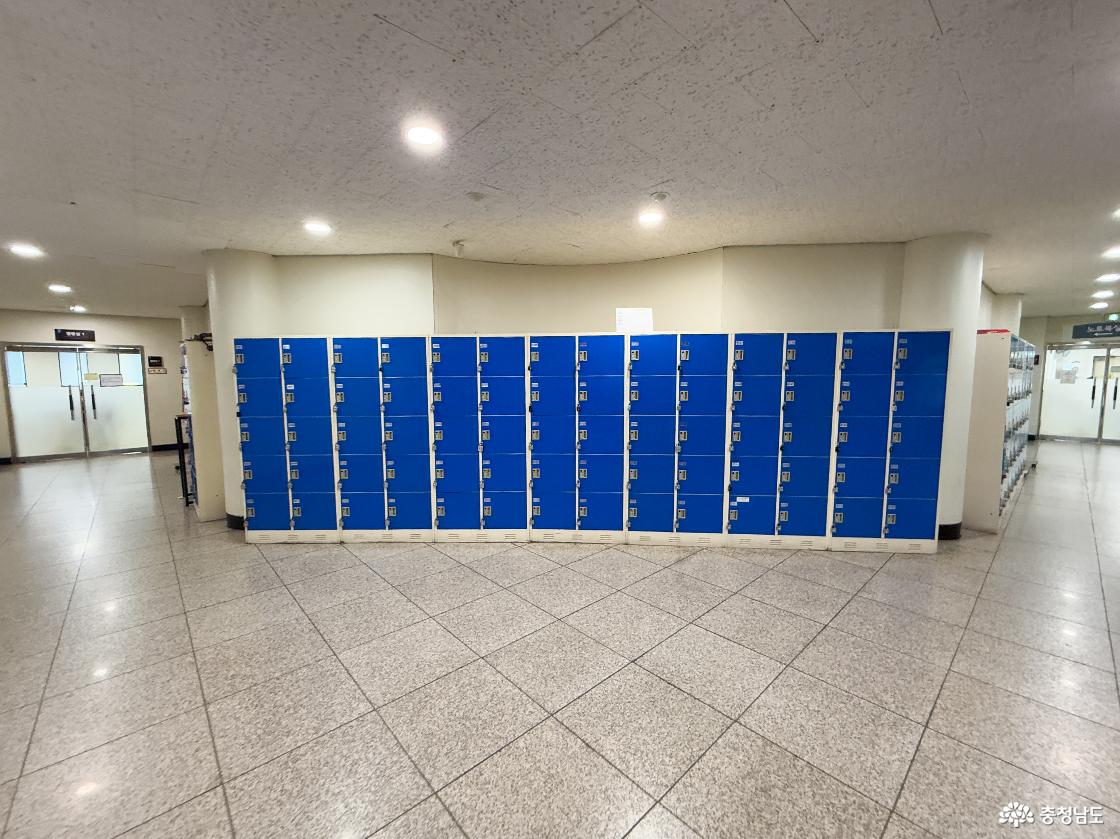 열람실, 노트북실이 있는 4층 로비와 사물함