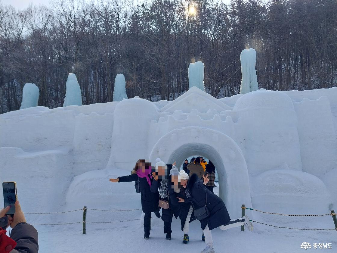 겨울왕국 조각상 앞에서 기념촬영