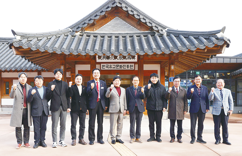 충남도의회는 1월 6일 한국유교문화진흥원에서 의장단, 위원장, 교섭단체 대표들과 함께 신년교례회를 개최했다.