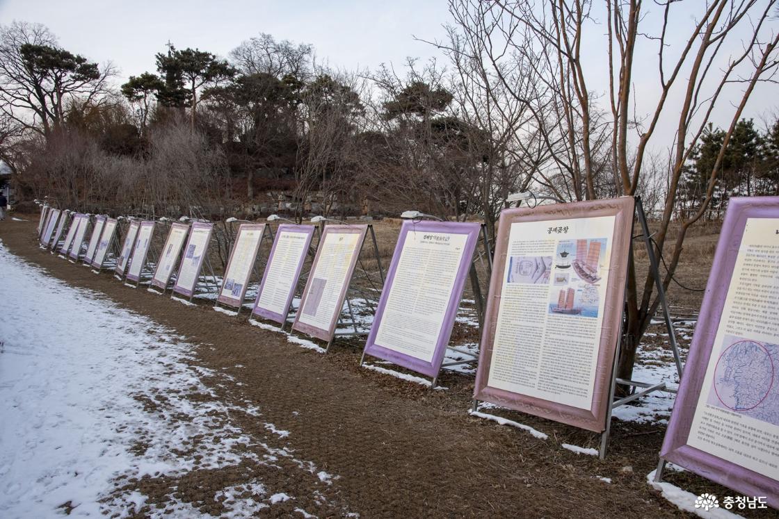공세리 성당의 역사를 기록한 포스터들