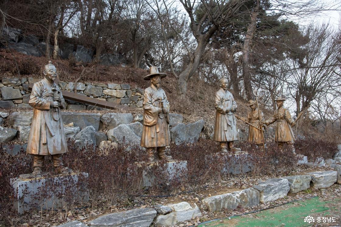 순교자 세 명과 두 명의 포졸 동상