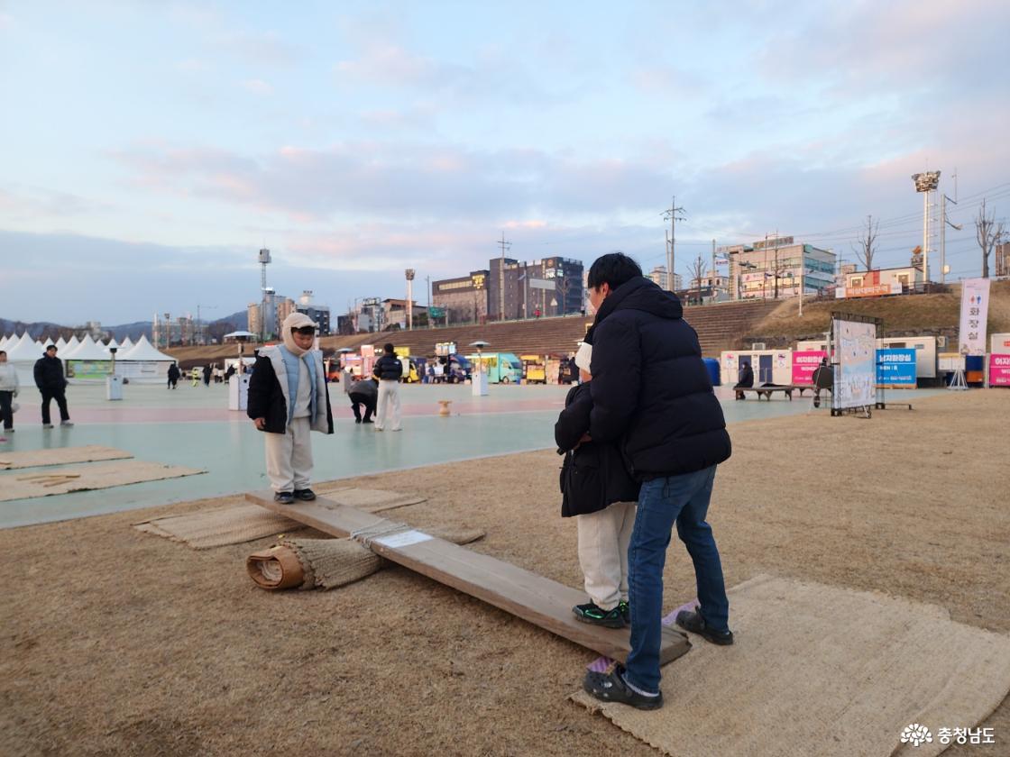 전통놀이존, 널뛰기를 하고 있음
