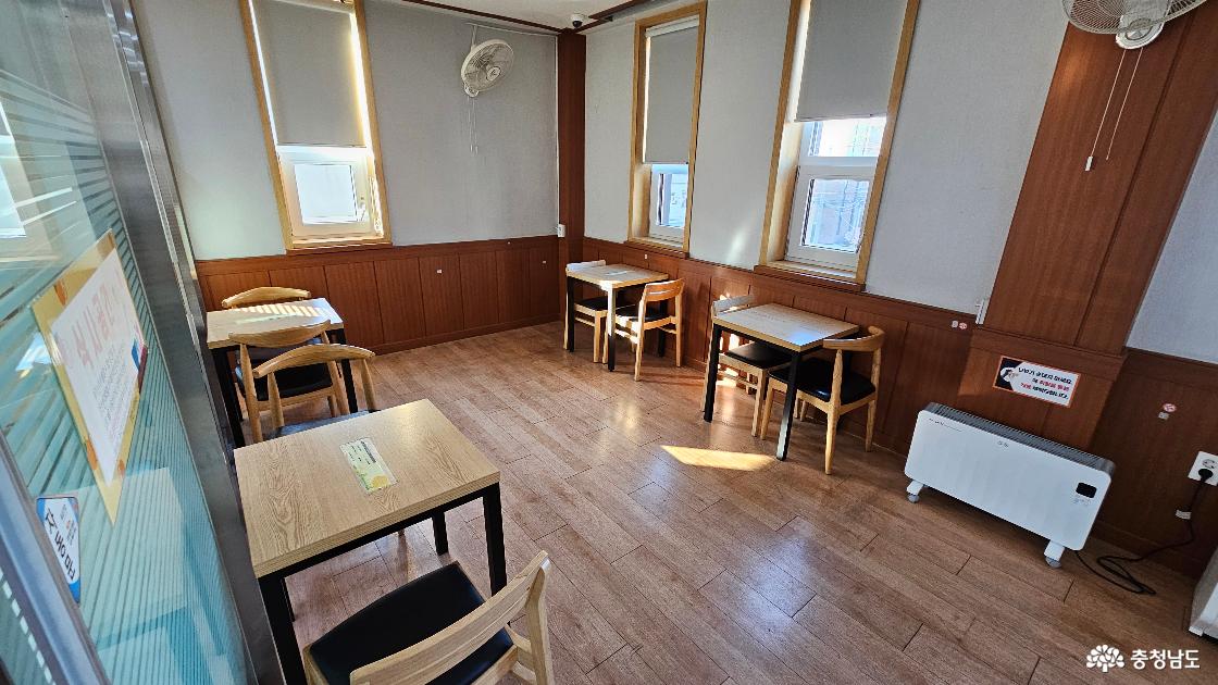 아산시 둔포도서관 식사공간 내부