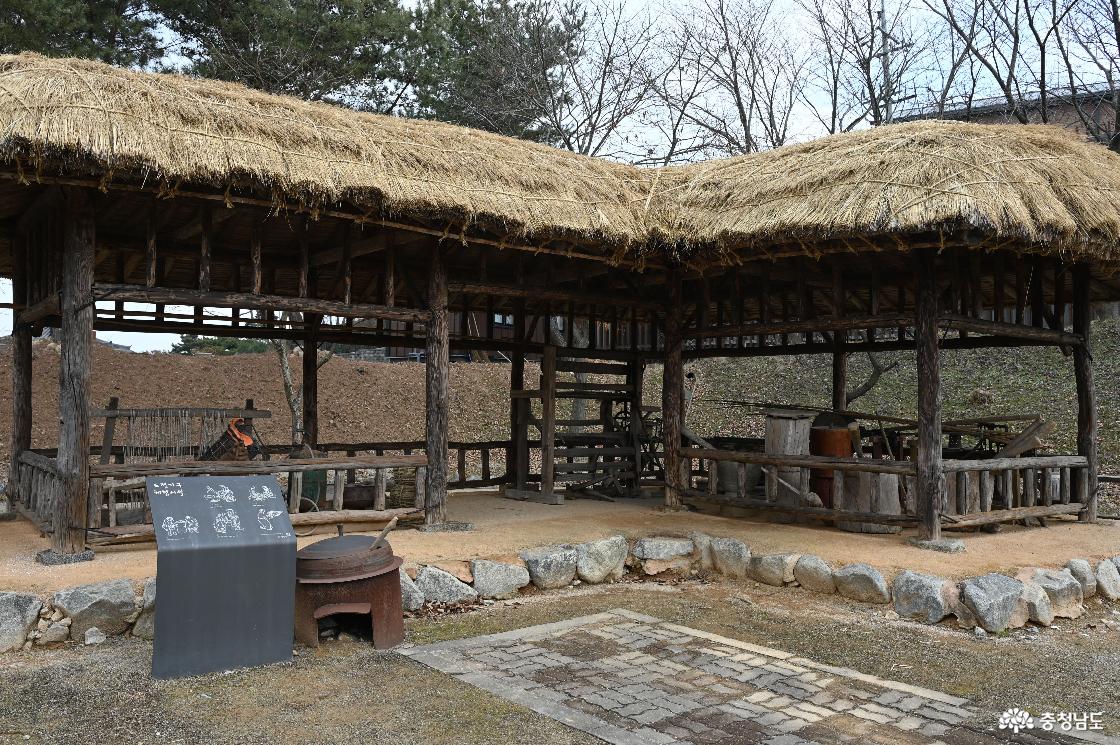 합덕수리민속박물관 야외 체험시설의 모습 (도정기구)