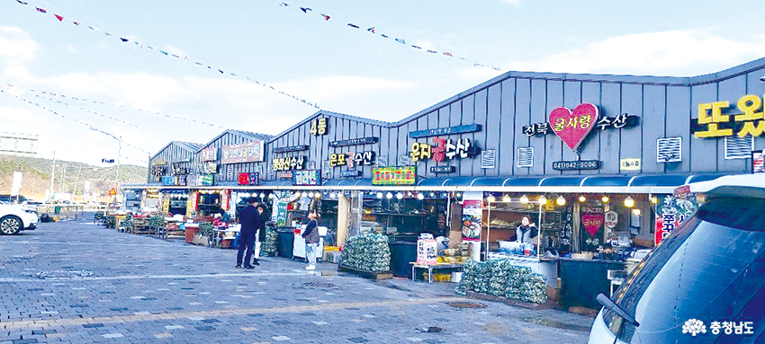 80여 곳의 가게가 모여있는 천북 굴 단지. 매년 11월부터 3월까지 굴 구이, 굴찜, 굴무침 등 제철 굴을 활용한 요리들을 선보인다.