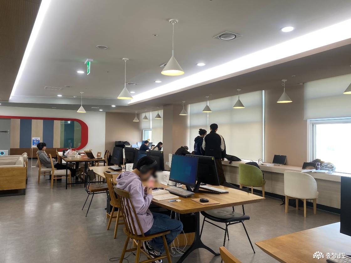 미디어 라운지를 이용하고 있는 시민들