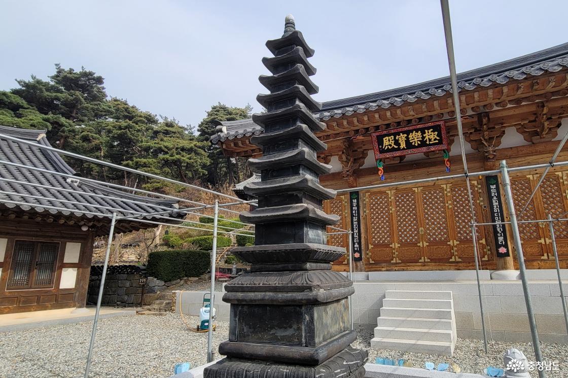 천년고찰 아산 세심사 다층탑과 극락보전 전경.
