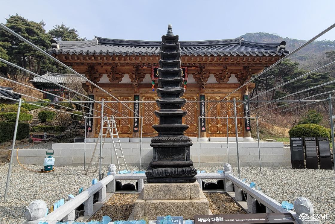 천년고찰 아산 세심사 다층탑 전경.