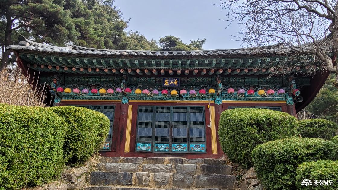 천년고찰 아산 세심사의 영산전 전경.