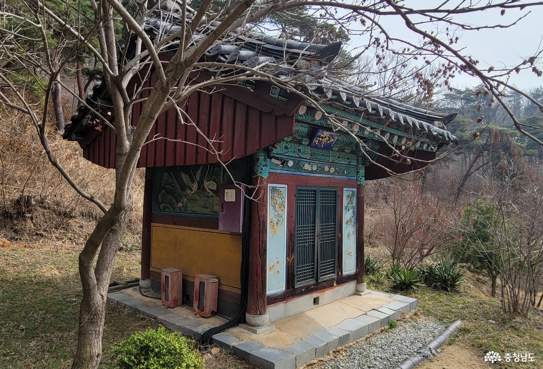 천년고찰 아산 세심사의 산신각 전경.