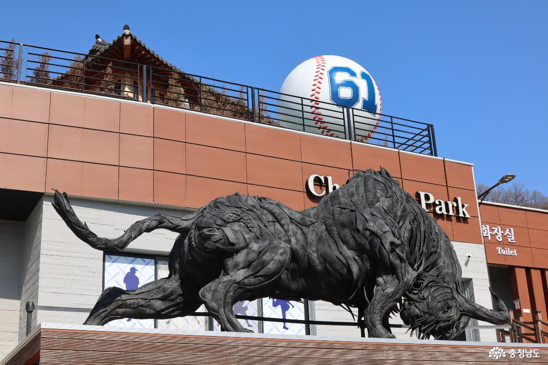 박찬호기념관 입구에 있는 상징물