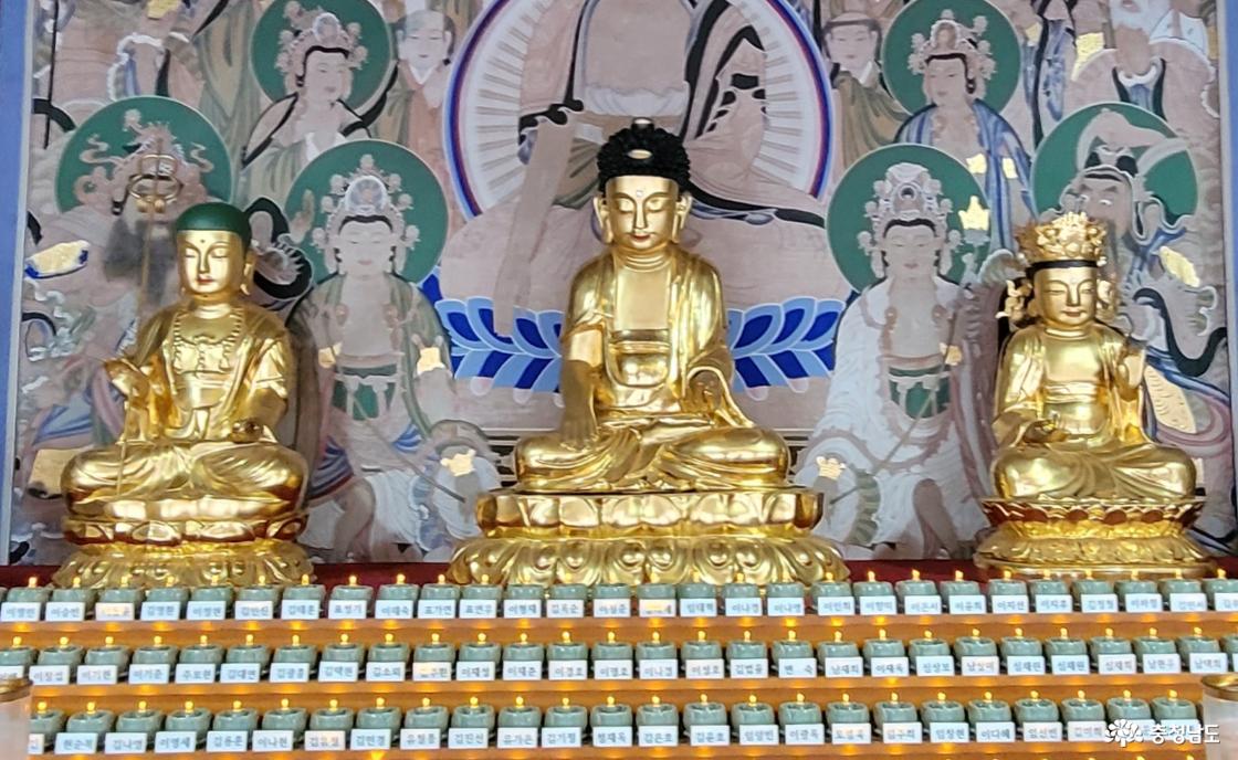 천년고찰 아산시 오봉사 대웅전 삼전불.