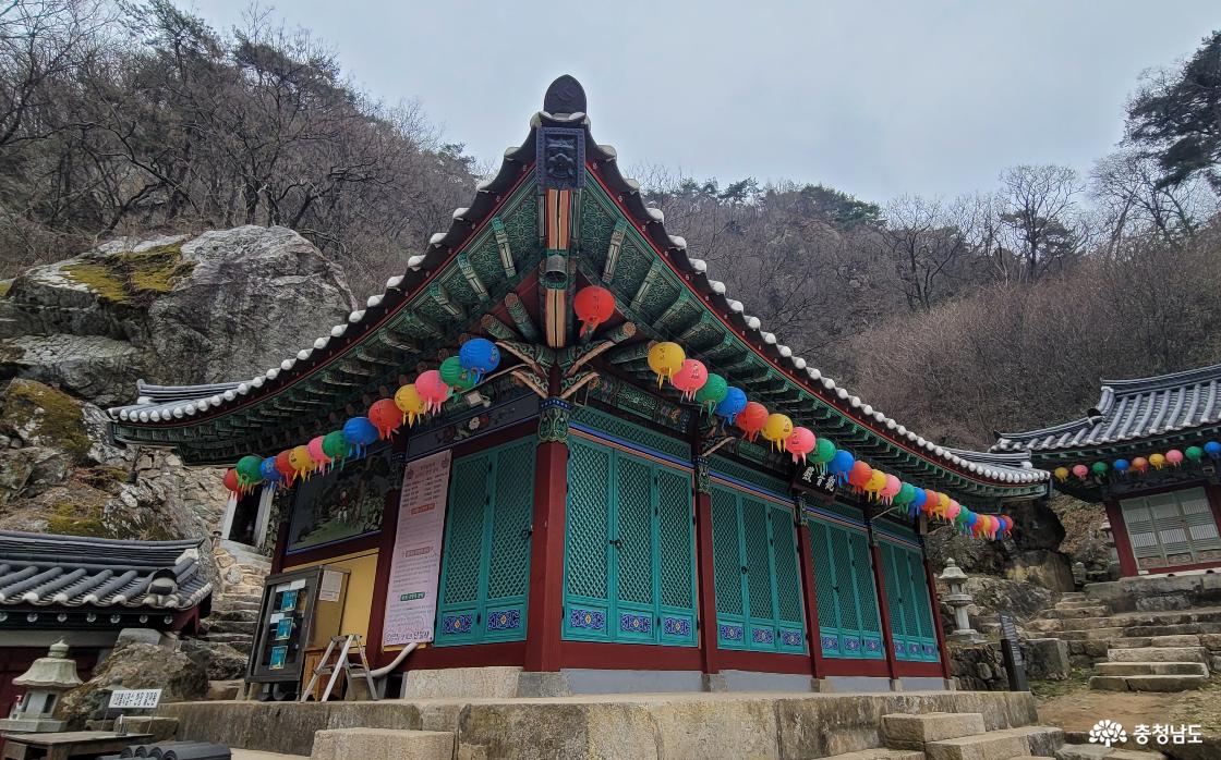 천년고찰 천안 만일사 관음전 측면 전경.