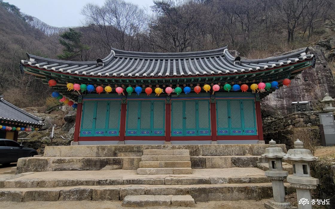 천년고찰 천안 만일사 관음전 전면 전경.