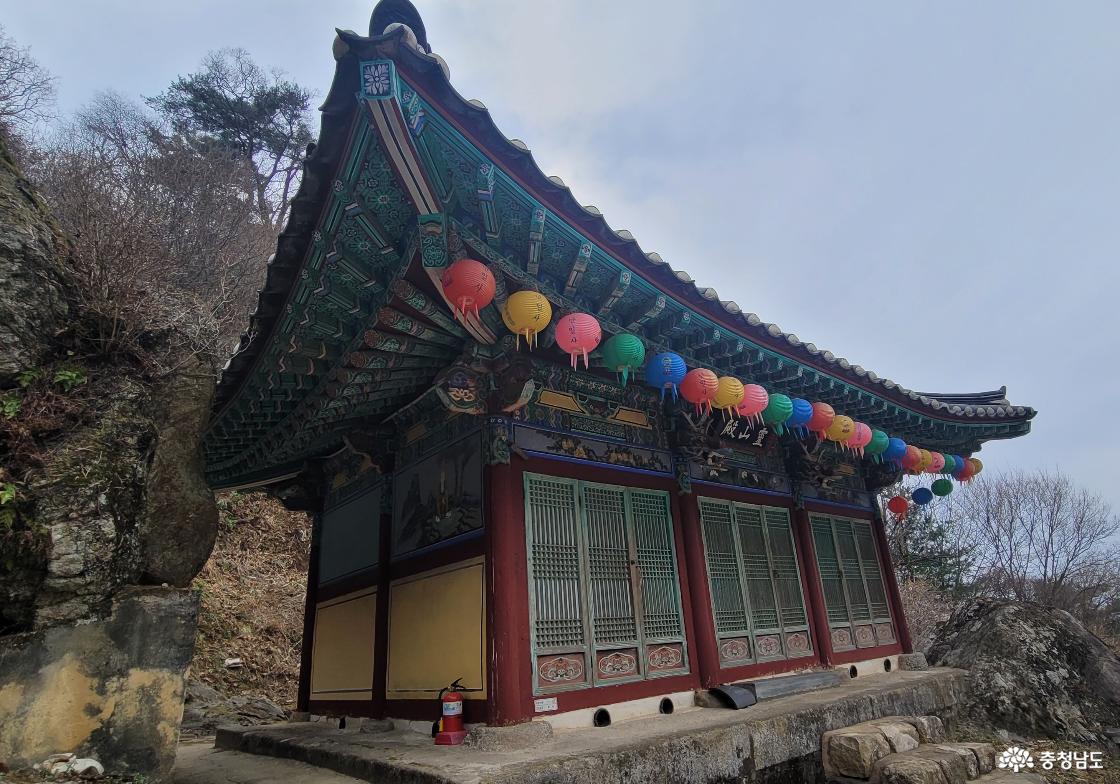 천년고찰 천안 민일사 영산전 전경.