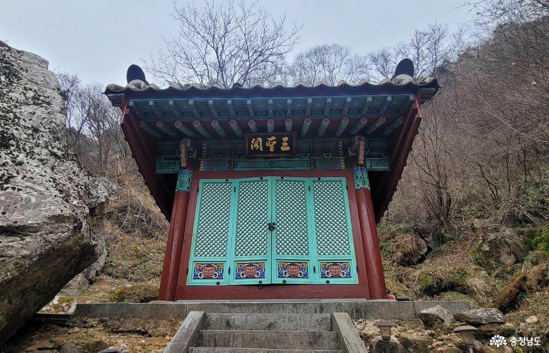 천년고찰 천아 만일사 삼성각 전경.