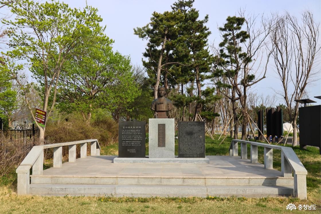 서천 국민여가캠핑장 입구 동상