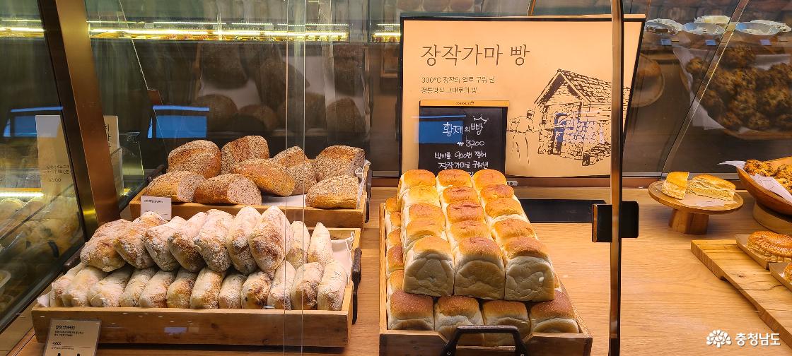 빵마을카페 진열대에 장작가마에서 구워낸 장각가마빵과 치아바타 사진입니다.