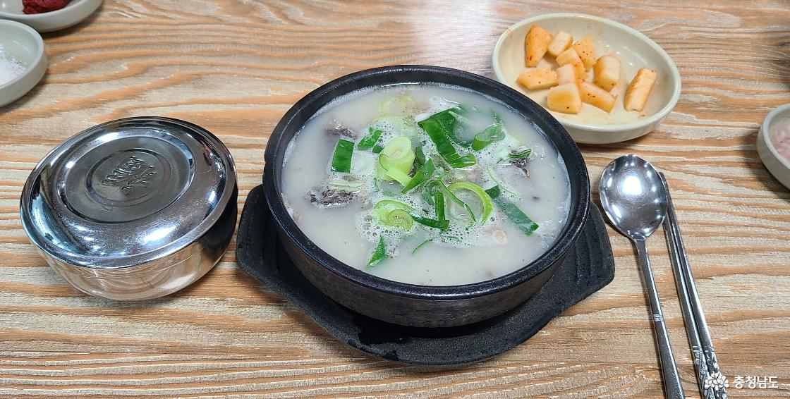 공기밥과 뽀얀 국물에 파가 큼직하게 올라간 병천 순대국밥 한그릇.