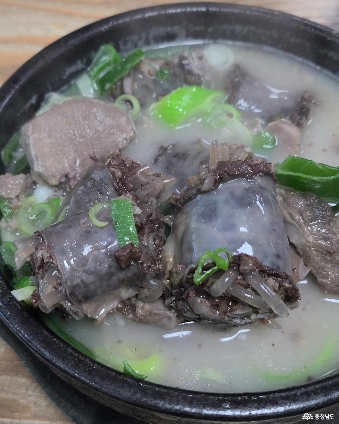 뽀얀 순대국밥 안에 통통한 순대가 가득 들어있어요.