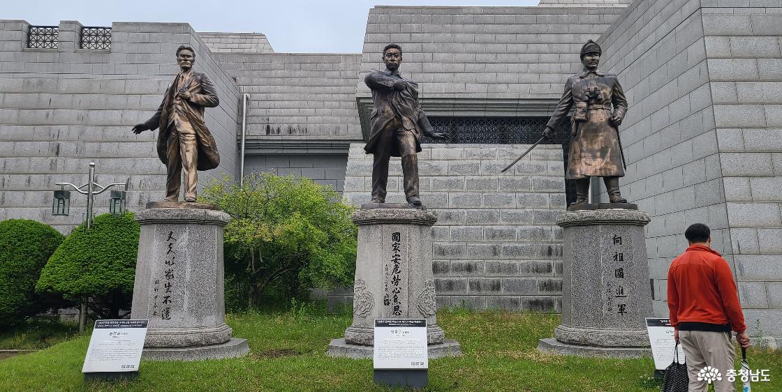 독립기념관 내에 나란히 세워져 있는 윤봉길 의사, 안중근 의사, 김좌진 장군 동상이에요.