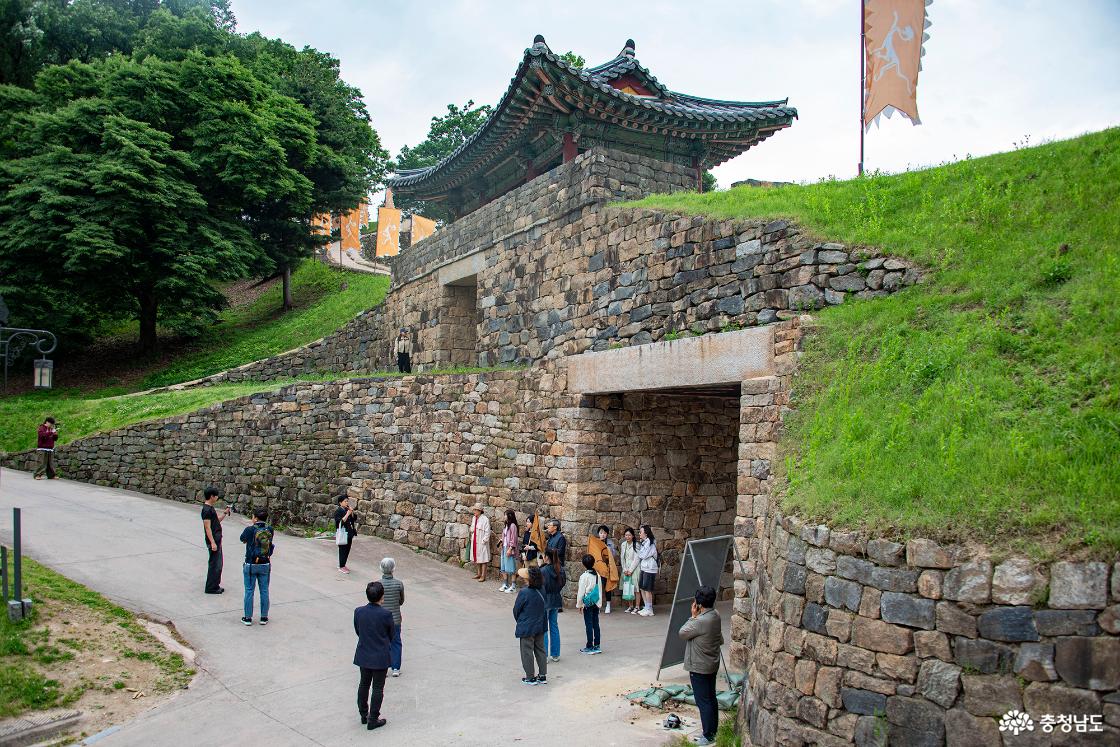 공산성 서문 앞에 모인 사람들