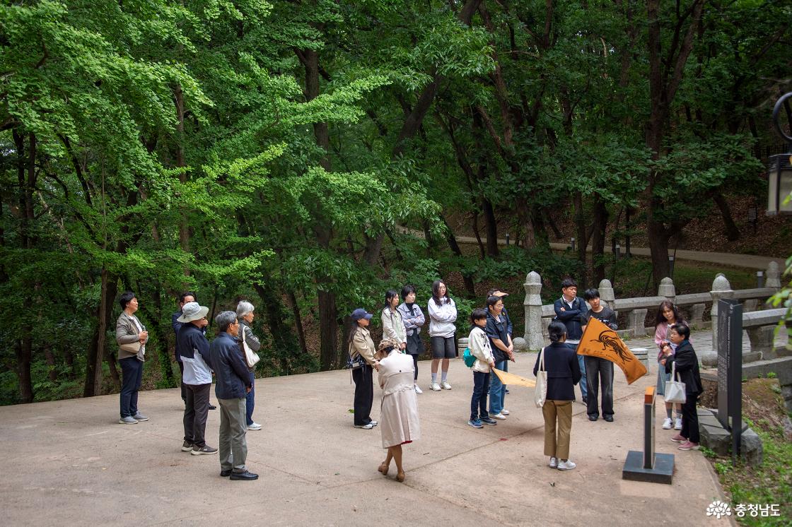 공산성과 백제 웅진시대에 대해 설명하는 해설사