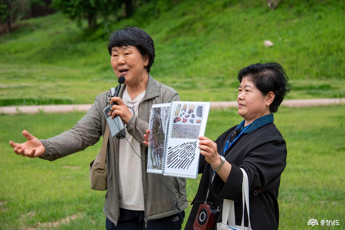 성안마을에서 출토된 백제 갑옷이야기를 하는 모습