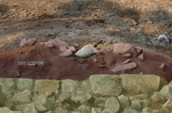 부여나성 발굴조사에서 백제시대 명문석 발견 사진