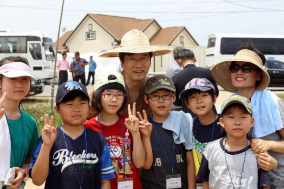 곽노현 교육감과 행사에 참여한 학생·학부모가 기념촬영을 하고 있다.