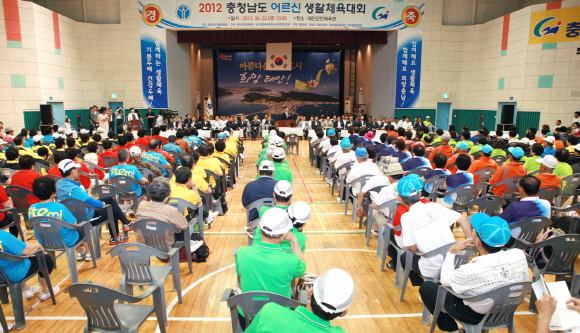22일 태안군민체육관에서 열린 충청남도 어르신생활체육대회.