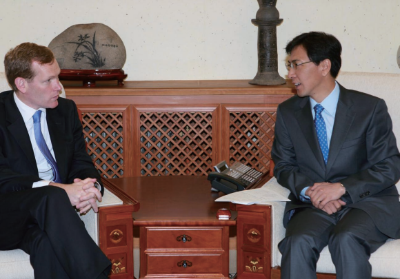 Gorvernor Ahn Met UK Deputy Foreign Minister