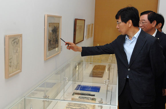 안희정 지사가 3일 홍성 이응노 생가 기념관에서 작품을 살펴보고 있다.