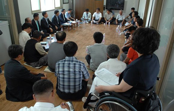 안희정 지사가 3일 광천 경로당에서 토굴새우젓마을 주민들과 대화를 나누고 있다. 