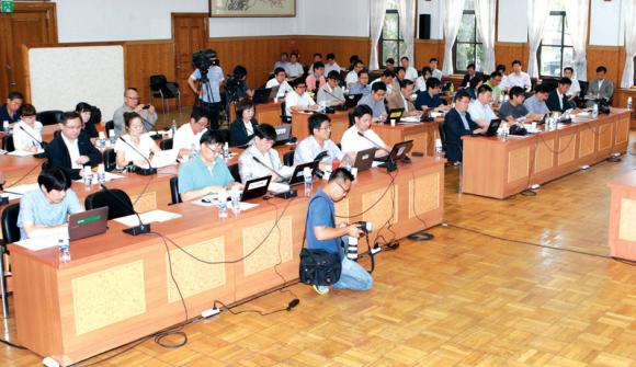 지난달 26일 도청 대회의실에서 열린 안희정 지사 취임 2주년 기자회견에 참석한 언론인들. 