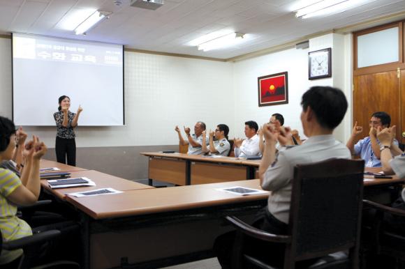 충남지방경찰청 이주영 경관이 지난 11일 경찰관을 상대로 수화교육을 하고 있다.