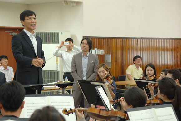 안희정 지사가 17일 충남교향악단의 '첫사랑'을 지휘하고 있다.