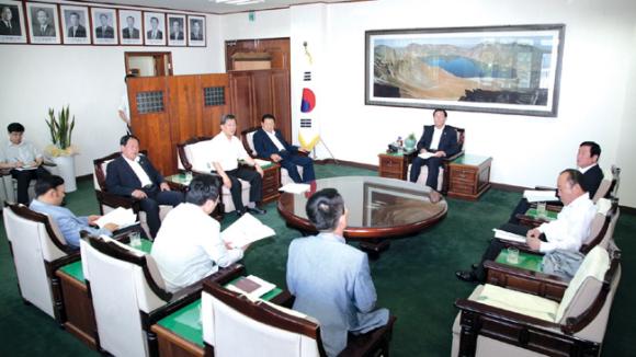 이준우 의장과 각 상임위원회 위원장들이 지난 6일 후반기 의정활동 방향을 논의하고 있다.