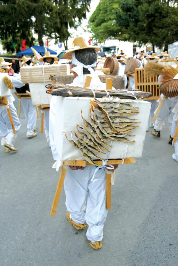 지난해 열린 홍성 내포문화축제에서 한 부보상이 말린 명태를 봇짐에 지고 장터를 돌고 있다.